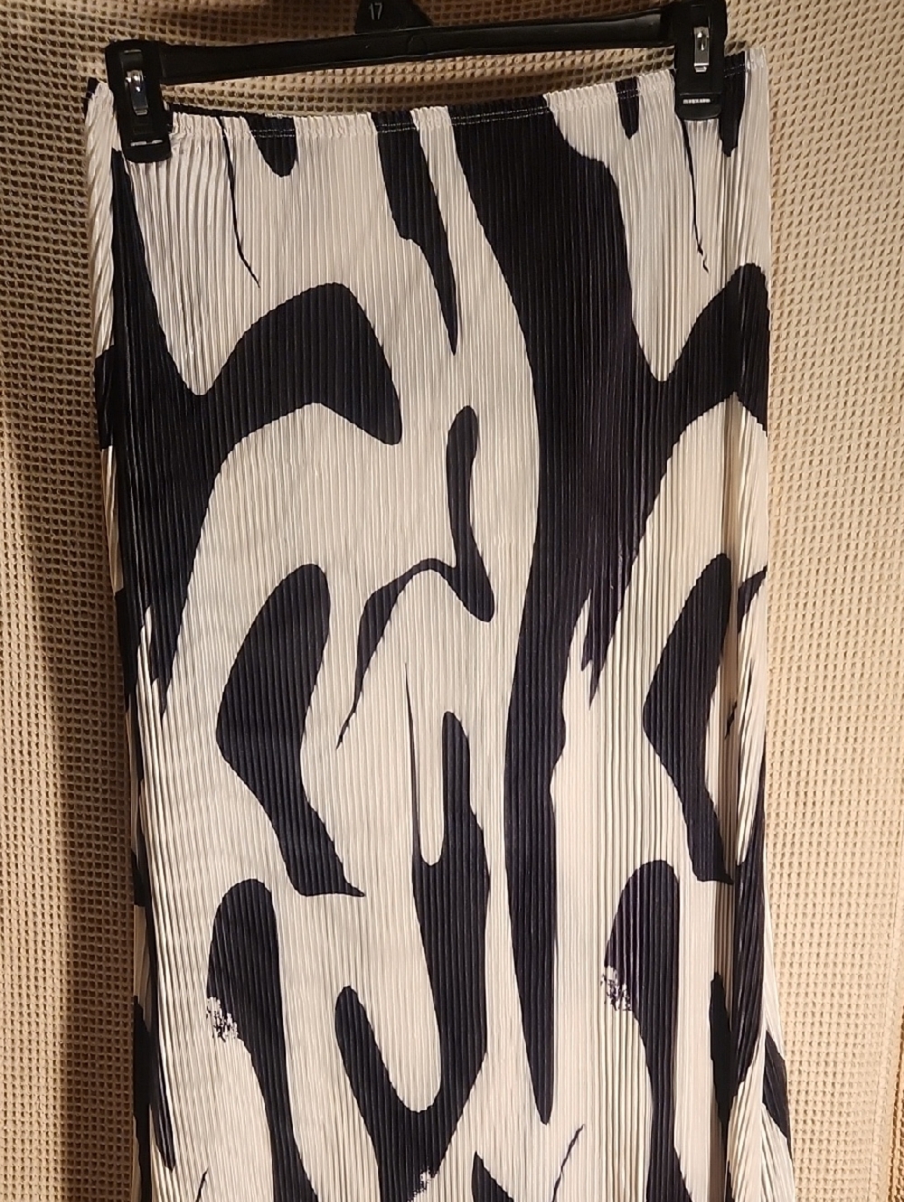 SHEIN Black and White Abstract Pleated Maxi Skirt